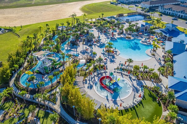 Utendørsbasseng og et oppvarmet basseng