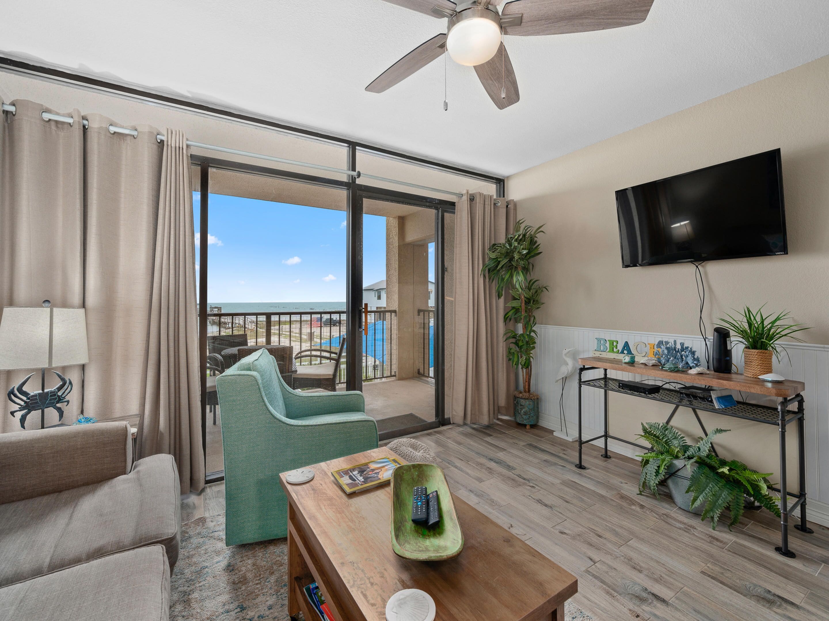 Kondominium, 1 Tempat Tidur King dengan tempat tidur Sofa, patio (#205 - Pets) | Area keluarga | Televisi layar datar 42-inci dengan saluran TV kabel dan TV