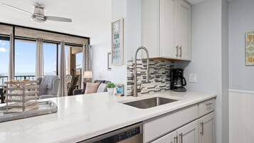 Appartamento, 1 letto queen con divano letto, vista baia (#309 - Pets) | Cucina privata | Microonde, macchina per tè/caffè, tostapane