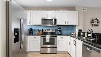 Condo, Multiple Beds, Balcony (Beachy Bayside - No Pets Allowed) | Private kitchen