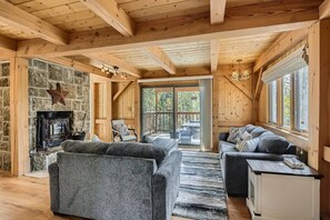 Een televisie, een open haard, videogames en een kantoor