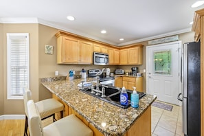 Casa familiar | Cocina privada | Refrigerador con congelador, microondas, horno y parrilla de estufa