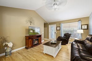 Casa familiar | Área de sala de estar | Smart TV de 55 pulgadas con canales digitales, televisión y chimenea