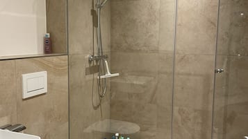 Dusche, Haartrockner, Handtücher, Seife