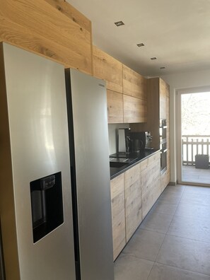 Refrigerador, horno, parrilla de estufa y lavavajillas 