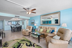 Condo, Plusieurs lits, patio (Pier Pleasure - No Pets Allowed) | Aire de séjour | Téléviseur à écran plat de 42 po avec télévision par câble, téléviseur