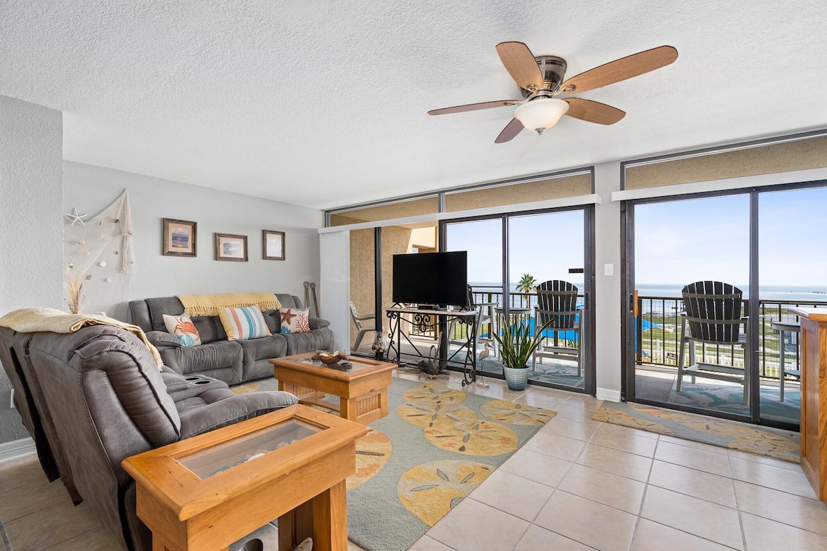 Condo, Multiple Beds, Balcony, Bay View (Big Daddy&'s Place - No Pets Allowed) | Coin séjour | Télévision à écran plat de 42 pouces avec chaînes par câble, télévision