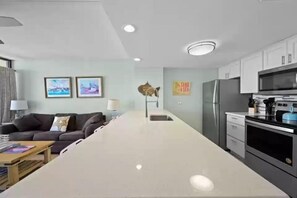 Condo, 1 très grand lit et 1 canapé-lit, patio (Windward Passage - No Pets Allowed) | Cuisine privée | Réfrigérateur, four à micro-ondes, lave-vaisselle, cafetière-théière