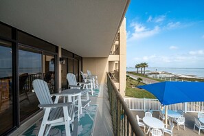 Outdoor dining - Laguna Reef 2 by Miss Kitty’s (Rockport)