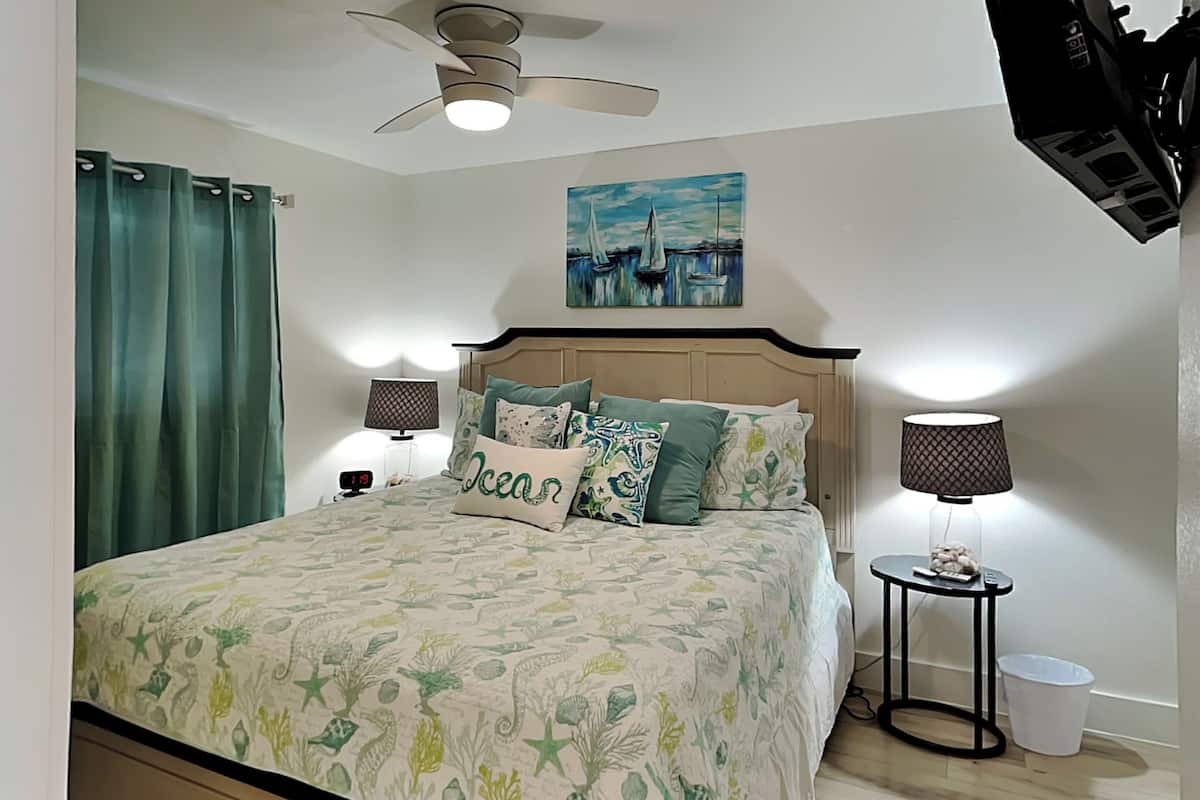 Appart'hôtel, plusieurs lits, patio (The Royal Reef - Pet Friendly) | 2 chambres, décoration personnalisée, ameublement personnalisé