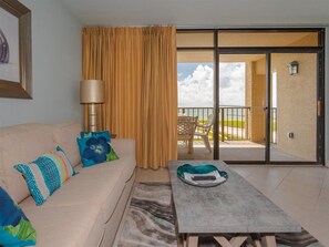 콘도, 킹사이즈침대 1개 및 소파베드, 파티오 (Tradewinds - No Pets Allowed) | 거실 공간 | 케이블 채널 시청이 가능한 42인치 평면 TV, TV