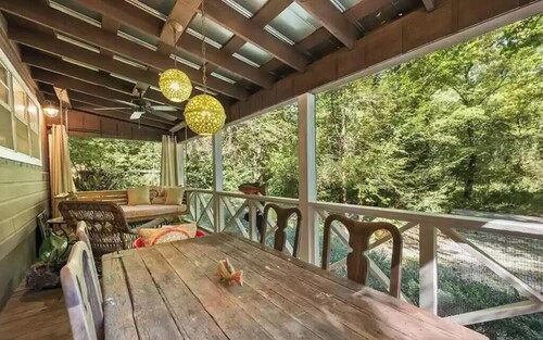 Cozy cottage near Lake Burton. Enjoy the mountains, hiking, wineries, and more!