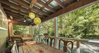 Cozy cottage near Lake Burton. Enjoy the mountains, hiking, wineries, and more!