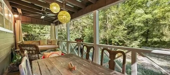 Cozy Lake Burton cottage -- enjoy boating, mountains, hiking, wineries and more!