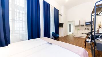 Minibar, caja de seguridad en la habitación y escritorio