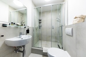Ducha, artículos de tocador gratuitos, secador de pelo, toallas