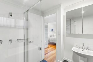 Hair dryer, towels, soap, shampoo - Beach House - Lennox Head (Lennox head)