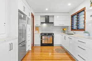 Fridge, microwave, oven, stovetop - Beach House - Lennox Head (Lennox head)