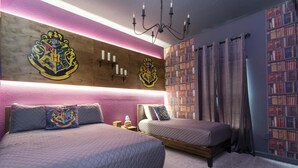 Ein Schlafzimmer mit zwei Betten, einem Bücherregal und einem großen Emblem an der Wand.