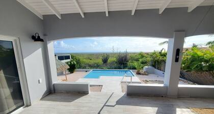 Tropical Oasis-Spacious home, pool & sea views! Water and electricity included.