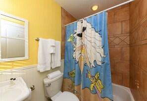 Huoneisto, useita sänkyjä, patio (#15 - No Pets Allowed) | Kylpyhuone | Pyyhkeet, vessapaperi