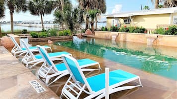 Leilighet, flere senger, terrasse (#15 - No Pets Allowed) | Basseng | Utendørsbasseng