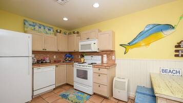 Condo, varias camas, patio (#15 - No Pets Allowed) | Cocina privada | Refrigerador, microondas, horno y parrilla de estufa