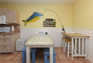 Bloc d'apartaments, diversos llits, pati (#15 - No Pets Allowed) | Cuina privada | Frigorífic, microones, forn i placa de cuina