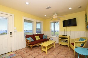 Huoneisto, useita sänkyjä, patio (#15 - No Pets Allowed) | Oleskelualue | 40–tuumainen taulutelevisio, jossa kaapelikanavat