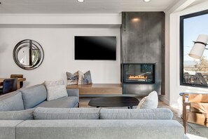 Una Smart TV, una chimenea