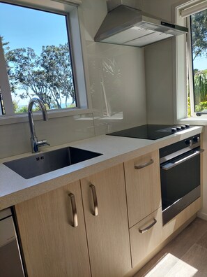 Jääkaappi, mikroaaltouuni, uuni, liesi