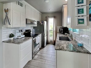 Appart'hôtel, plusieurs lits, balcon, vue baie (#14 - No Pets Allowed) | Cuisine privée | Réfrigérateur, micro-ondes, four, plaque de cuisson