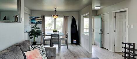 Condo, varias camas, balcón, vista a la bahía (#14 - No Pets Allowed) | Área de sala de estar | Televisión y chimenea