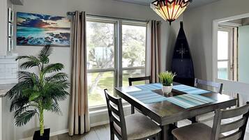 Condo, varias camas, balcón, vista a la bahía (#14 - No Pets Allowed) | Restaurantes