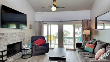 Condo, nhiều giường, ban công, quang cảnh vịnh (#14 - No Pets Allowed) | Khu phòng khách | TV, lò sưởi
