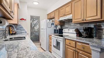 Condo, nhiều giường, sân hiên, quang cảnh vườn (#21 - Pets) | Bếp riêng | Tủ lạnh, lò vi sóng, lò nướng, bếp nấu