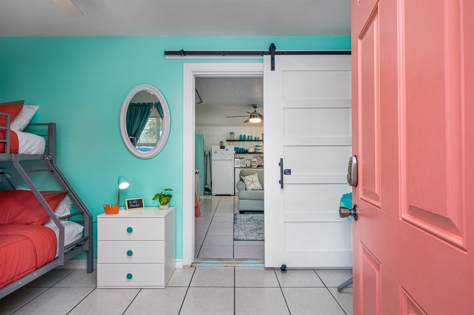 1 habitación, decoración personalizada y muebles diferentes 