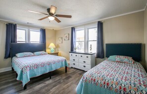 5 bedrooms, individually decorated, desk, laptop workspace - Deep Water Dock and Home on the GA Coast (Midway)