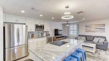 Refrigerador, microondas, horno, placa de cocina