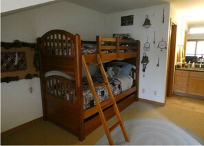 4 bedrooms, WiFi - Rare Ski-In/Ski-Out Townhome! Windham Mountain at your back door! (Windham)