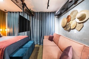 Basic Studio | Individually decorated, laptop workspace, blackout curtains, free WiFi - Kazanoah - Sky Paulicéia (São Paulo)