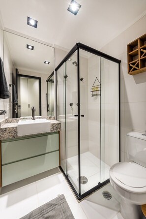 Basic Studio | Bathroom | Shower, hair dryer, toilet paper - Kazanoah - Sky Paulicéia (São Paulo)