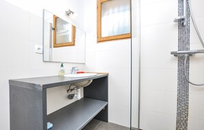 Bathtub - Awesome home in Saint-Jeannet (Saint-Jeannet)