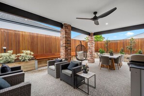 Outdoor dining - Luxury Large Home - LATE CHECK OUT Feb-Nov 2025 (Point Lonsdale)