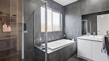 Combined shower/bathtub, hair dryer, soap, shampoo