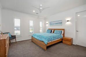 4 bedrooms, desk, iron/ironing board, travel crib - Luxury Large Home - LATE CHECK OUT Feb-Nov 2025 (Point Lonsdale)