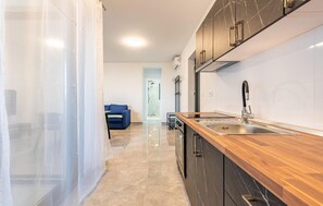 Kühlschrank, Ofen, Wasserkocher mit Kaffee-/Teezubehör