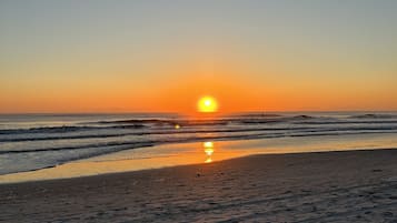 Am Strand, Liegestühle, Strandtücher