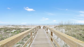 Plage, chaises longues, serviettes de plage