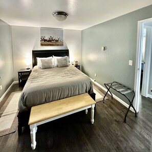 4 slaapkamers, een bureau, een strijkplank/strijkijzer, reisbedje